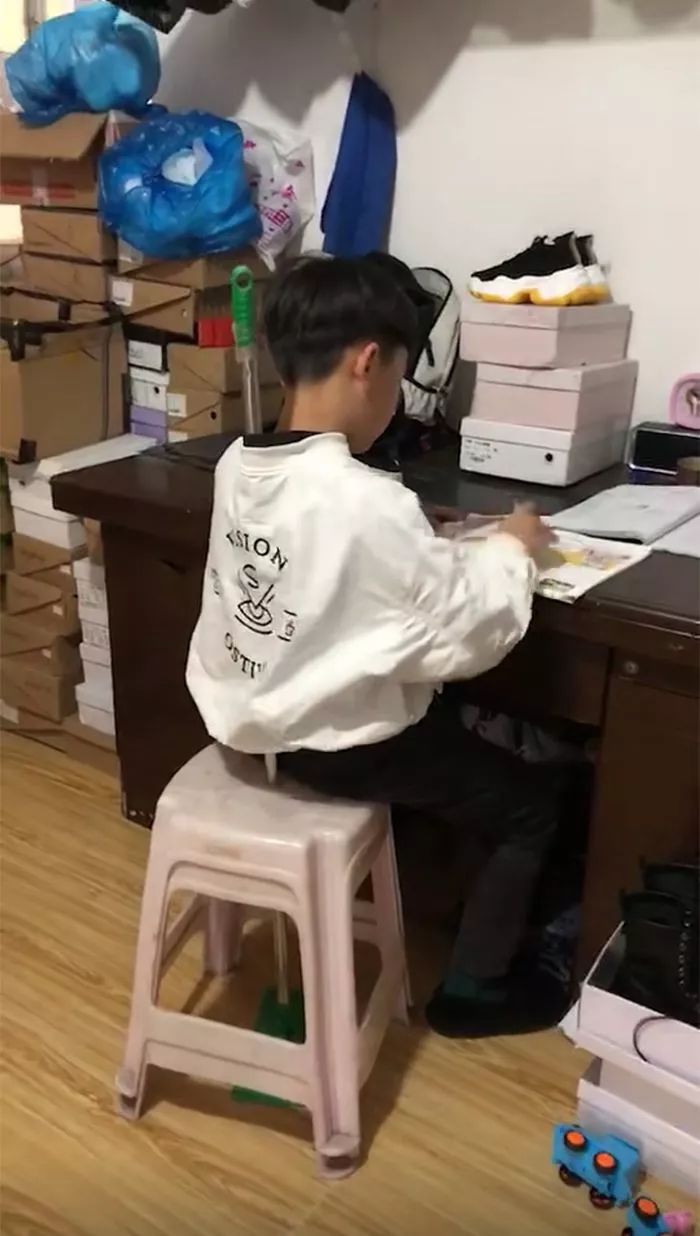 坐在学长又大又硬的上面写作业:02-18-19-24-34-48U：47,坐在学长又大又硬的上面写作业，一种别样的学习体验